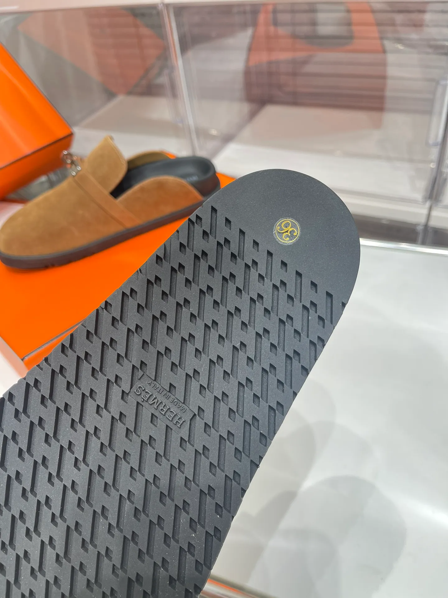 Women's shoes 240 men + 10🐮🐮HERMES Hermes' latest kelly buckle couple's Birkenstock slippers, classic family language design! It looks good no matter how you match it! Casual and high-end feeling, the comfort is also great, with a variety of colorful socks, a trendy sense of high-end ●Upper: imported cow suede ●Inner: imported sheepskin ●Foot pads: imported mixed sheepskin ●Outsole: T women's shoes u non-slip and wear-resistant outsole ●Code number: male 39-44 (45 46 customized) female 35-40 (41 42 customized)